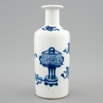 Un petit vase de forme rouleau en porcelaine de Chine bleu et blanc, Kangxi